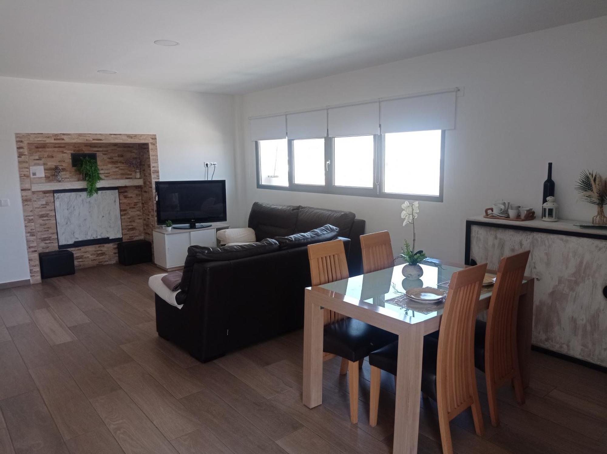Loft para 2 personas con cocina americana con gran luminosidad, TV 42, cama de matrimonio con colchón de buena calidad, dos sofás grandes y comodos , con baño con plato de ducha,chimenea interior y 2terrazas de unos 50 metros y barbacoa exterior,pre Herencia Exterior foto