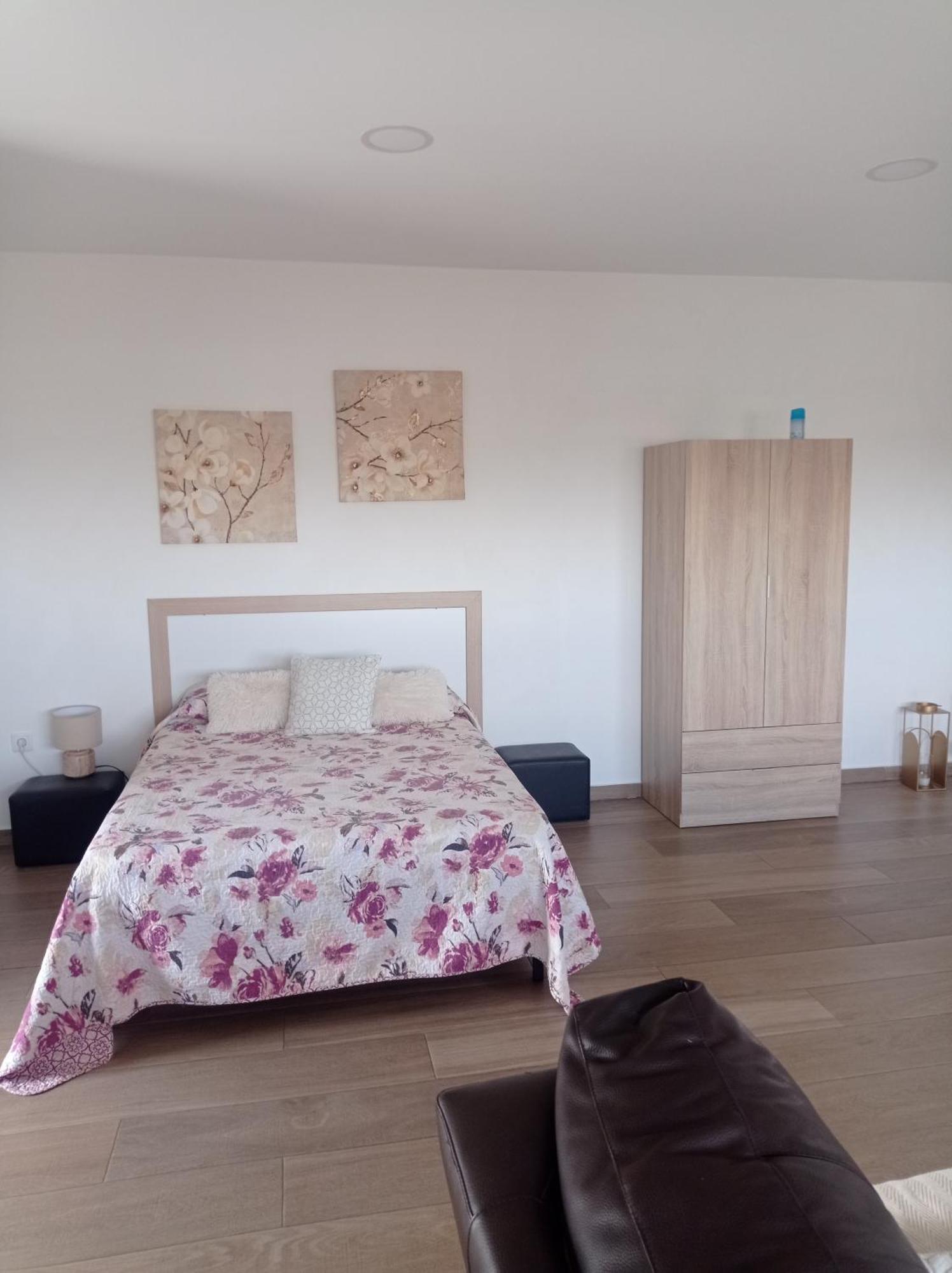 Loft para 2 personas con cocina americana con gran luminosidad, TV 42, cama de matrimonio con colchón de buena calidad, dos sofás grandes y comodos , con baño con plato de ducha,chimenea interior y 2terrazas de unos 50 metros y barbacoa exterior,pre Herencia Exterior foto