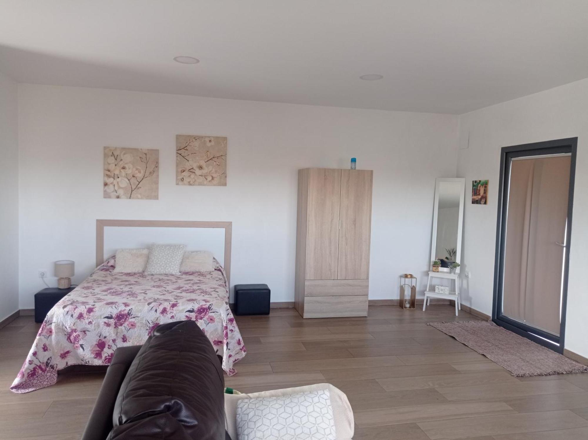 Loft para 2 personas con cocina americana con gran luminosidad, TV 42, cama de matrimonio con colchón de buena calidad, dos sofás grandes y comodos , con baño con plato de ducha,chimenea interior y 2terrazas de unos 50 metros y barbacoa exterior,pre Herencia Exterior foto